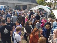 Besucher beim ersten Frühlingsfest